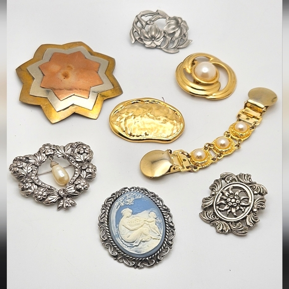 Jewelry - Mixed 8 Piece Brooch Lot Vintage Modern Gold Silver Sweater Clip